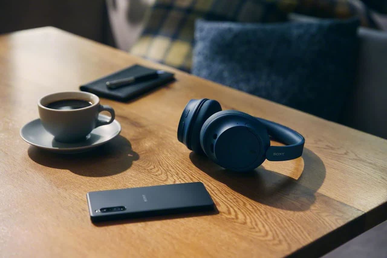 Sony 搭载 V1 晶片的 WH-CH720 无线蓝牙降噪耳机与 50 小时电力的蓝牙耳罩耳机 WH-CH520 在台上市